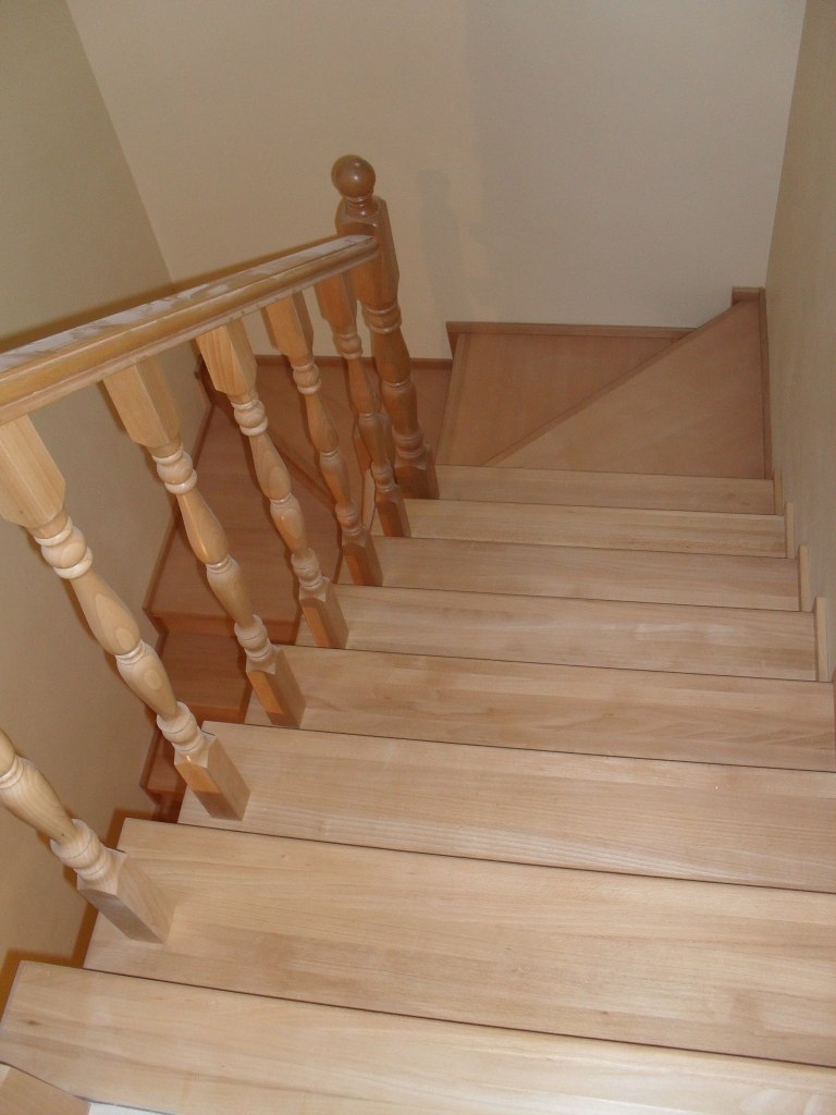 Поворотные лестницы на второй этаж и уличные для дома